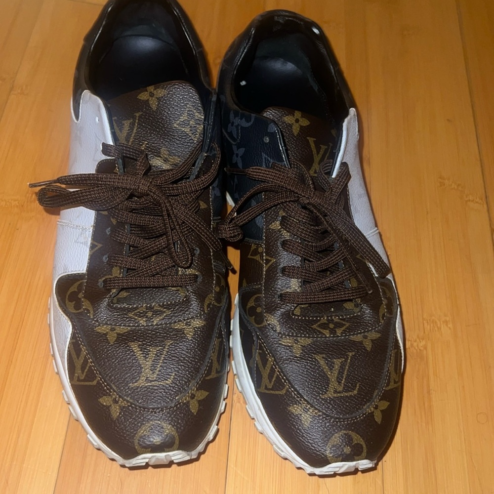 Louis Vuitton run away sneaker men’s 9.5 excellent condition